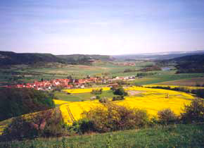 rechts Stausee, links Gleitschirmfliegerstartplatz